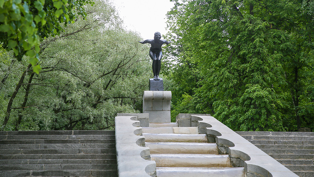 Sculptures in Gorky Park (Moscow) by Ivan Shadr