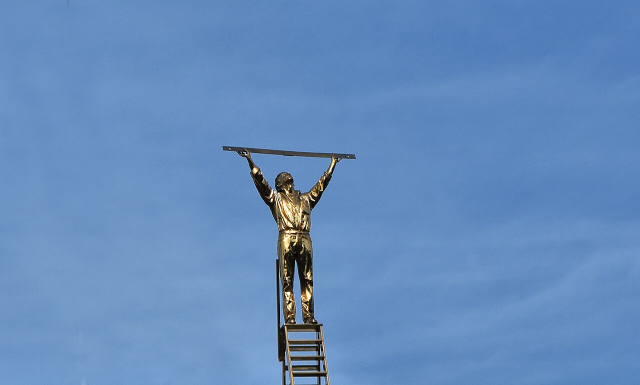 De man die de wolken meet by Jan Fabre