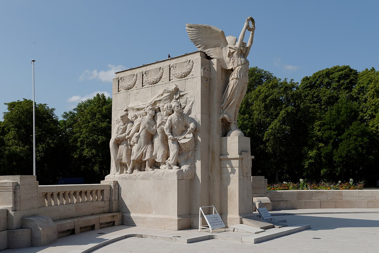 Monument aux morts de Dijon by Jean Dampt
