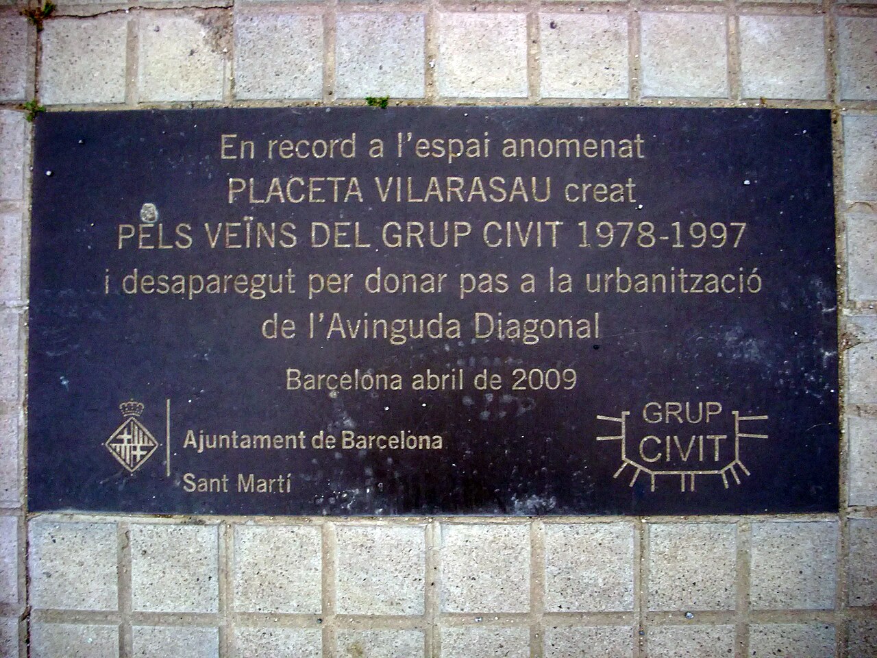 Placa commemorativa de la Placeta Vilarasau by Joan Brossa