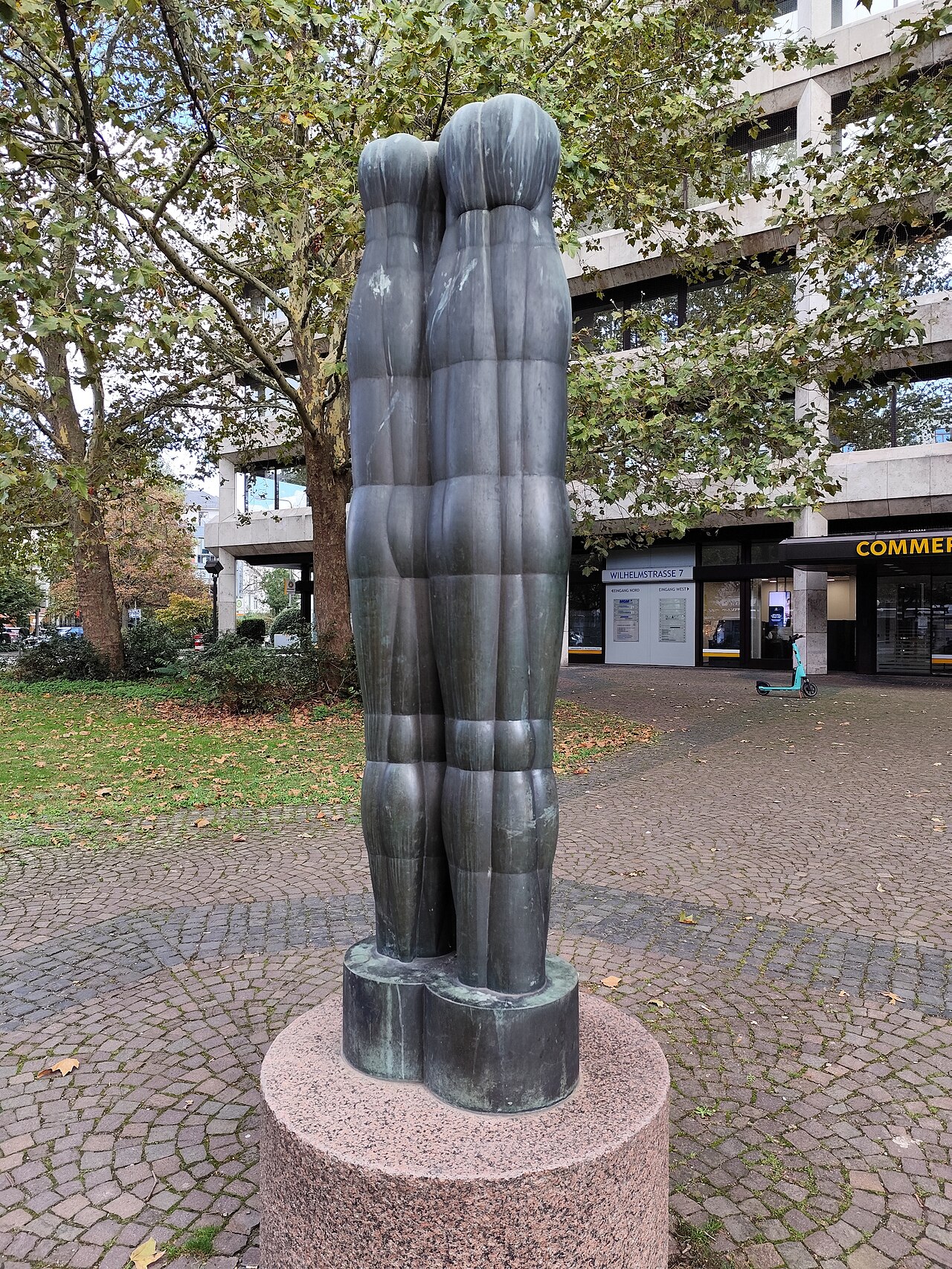 Große Dreifigurengruppe by Joannis Avramidis