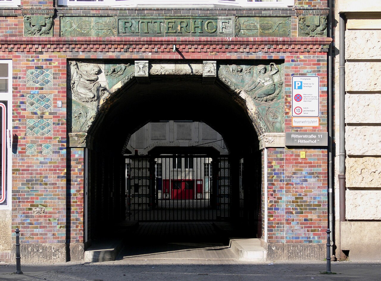 archway and spandrel figures by Johannes Götz