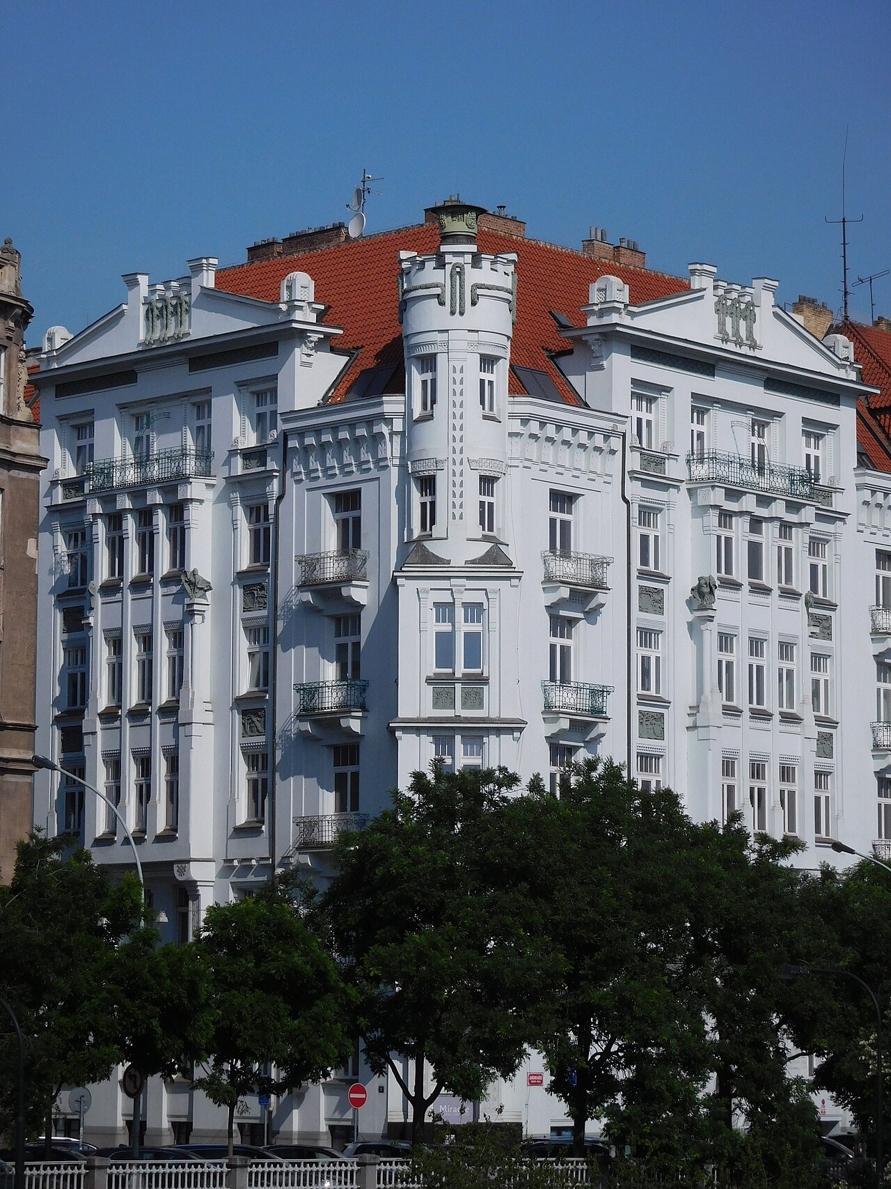 Janáčkovo nábřeží 7 by Josef Drahoňovský