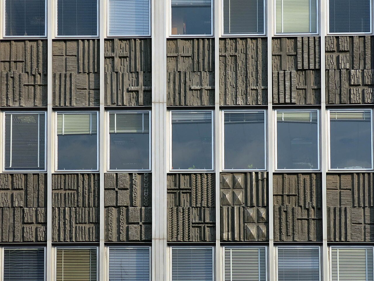 Escuts de la ciutat de Barcelona by Josep Maria Subirachs