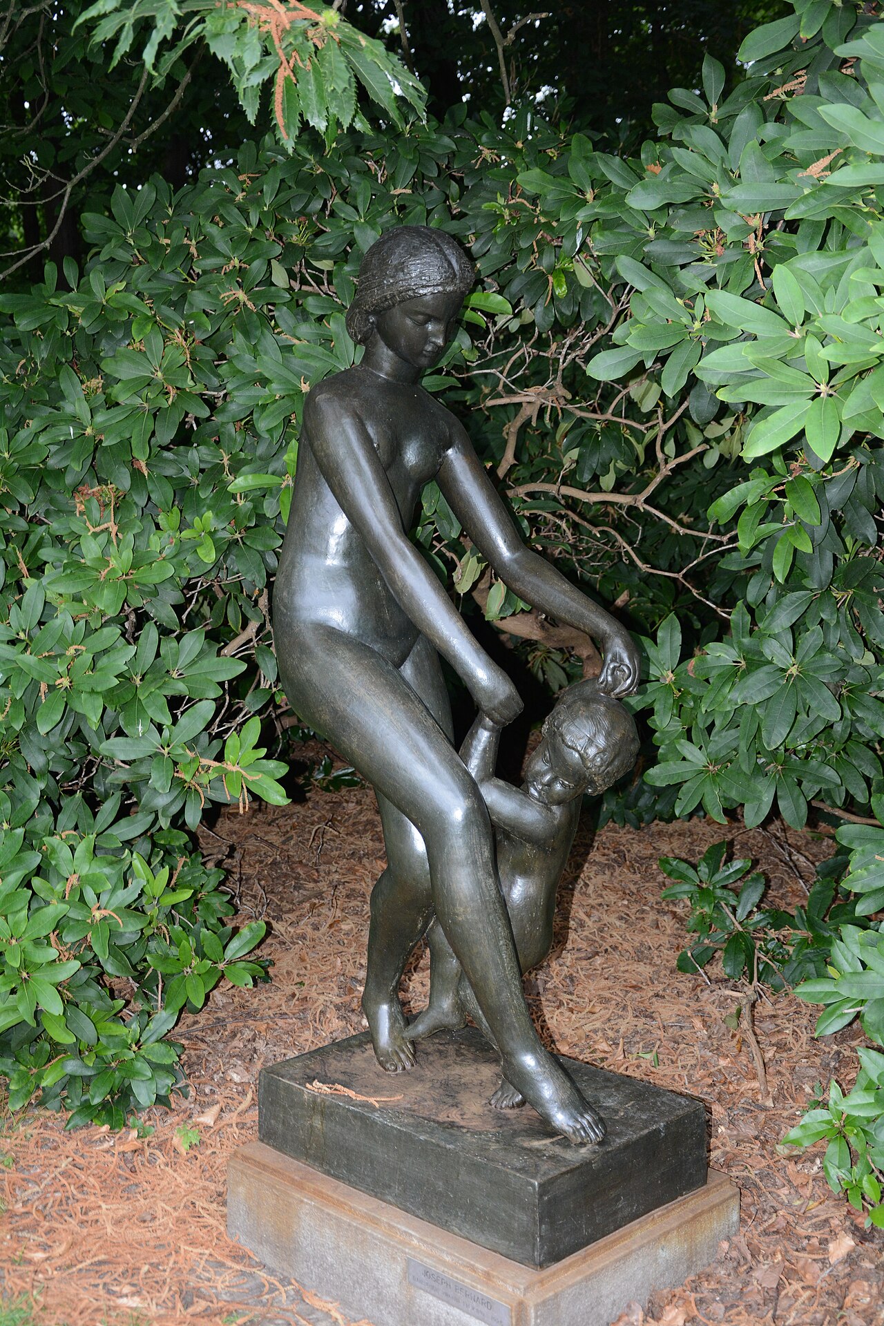 Femme et enfant by Joseph Bernard