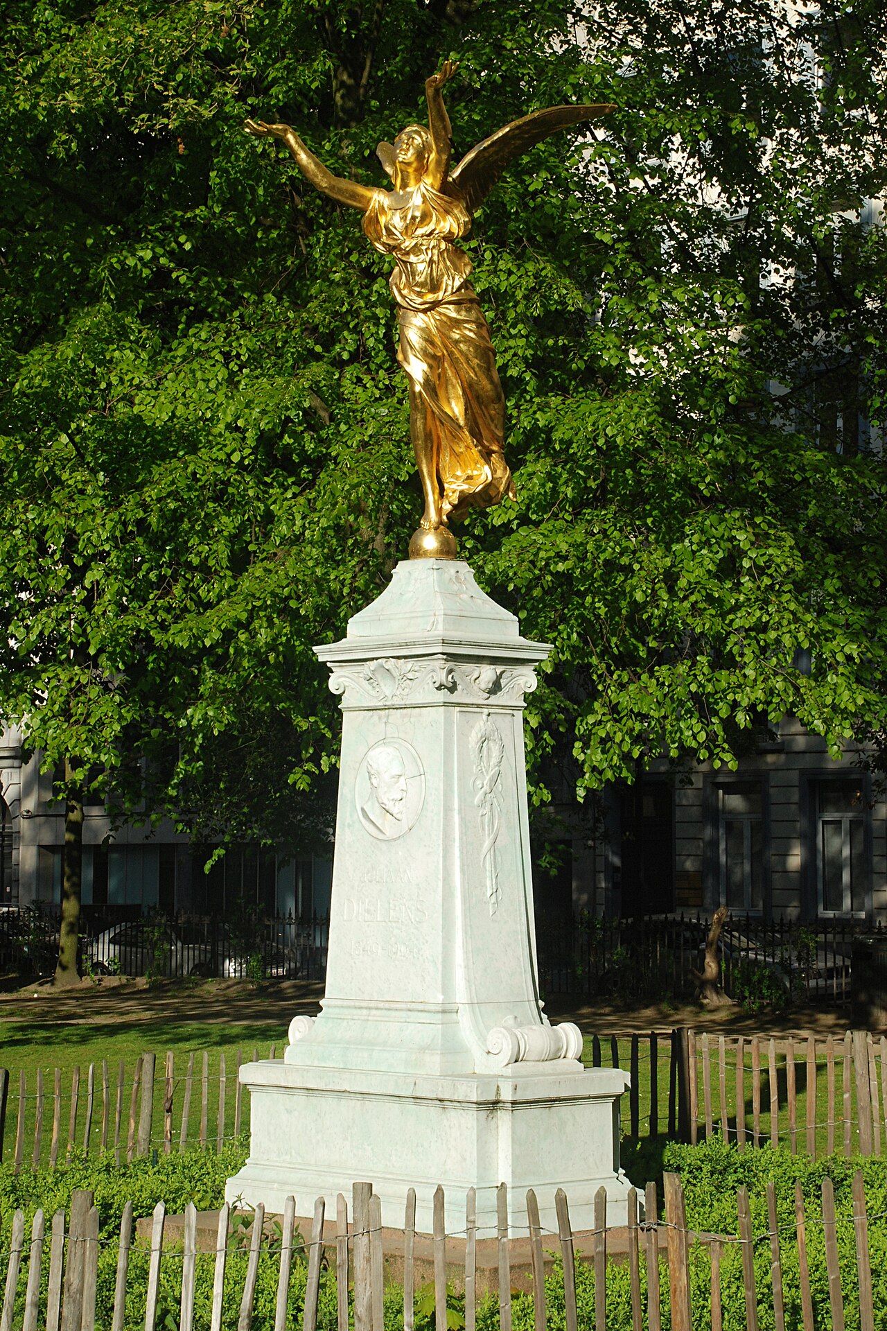 Monument Julien Dillens by Jules Lagae