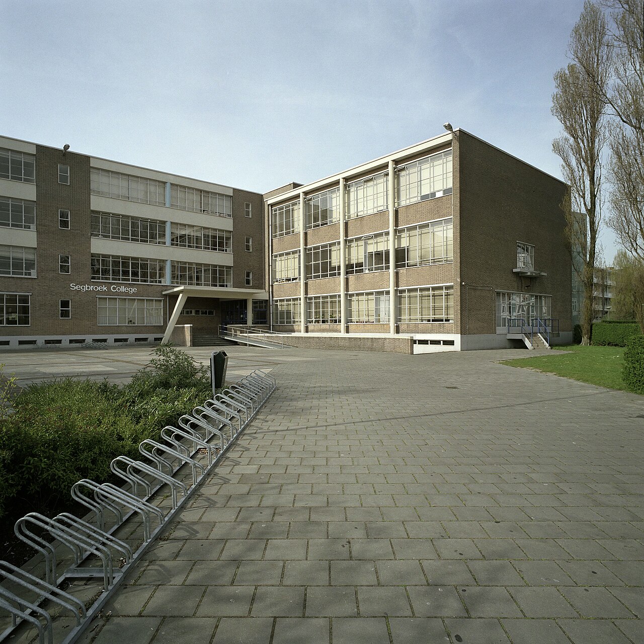 Schoolgebouw aan de Goudsbloemlaan 131 te 's-Gravenhage, e.a. by Karel Appel