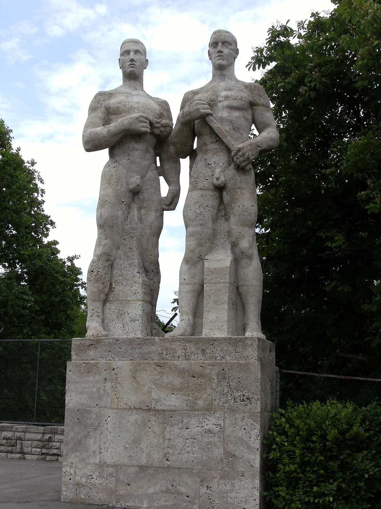Staffelläufer by Karl Albiker