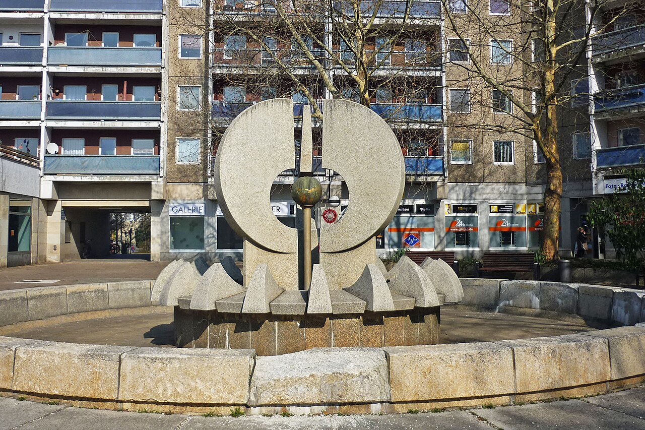 Östlicher Brunnen am Neustädter Markt by Karl-Heinz Adler