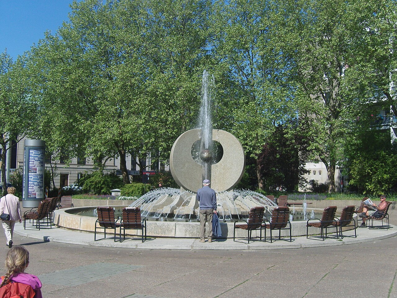 Westlicher Brunnen am Neustädter Markt by Karl-Heinz Adler