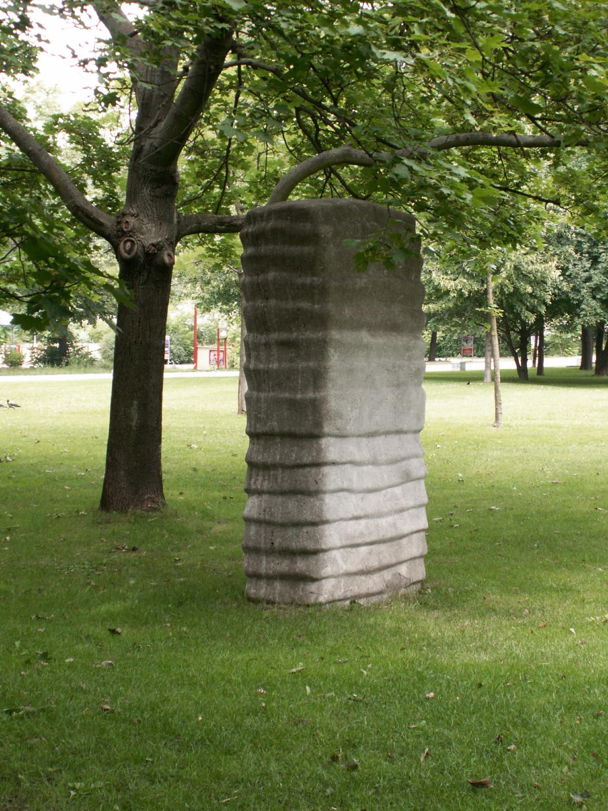 Steinskulptur (Karl Prantl) by Karl Prantl