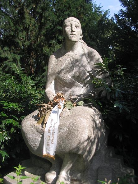 Trümmerfrau memorial by Katharina Szelinski-Singer
