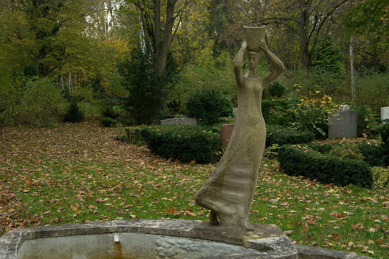 Wasserträgerin by Katharina Szelinski-Singer