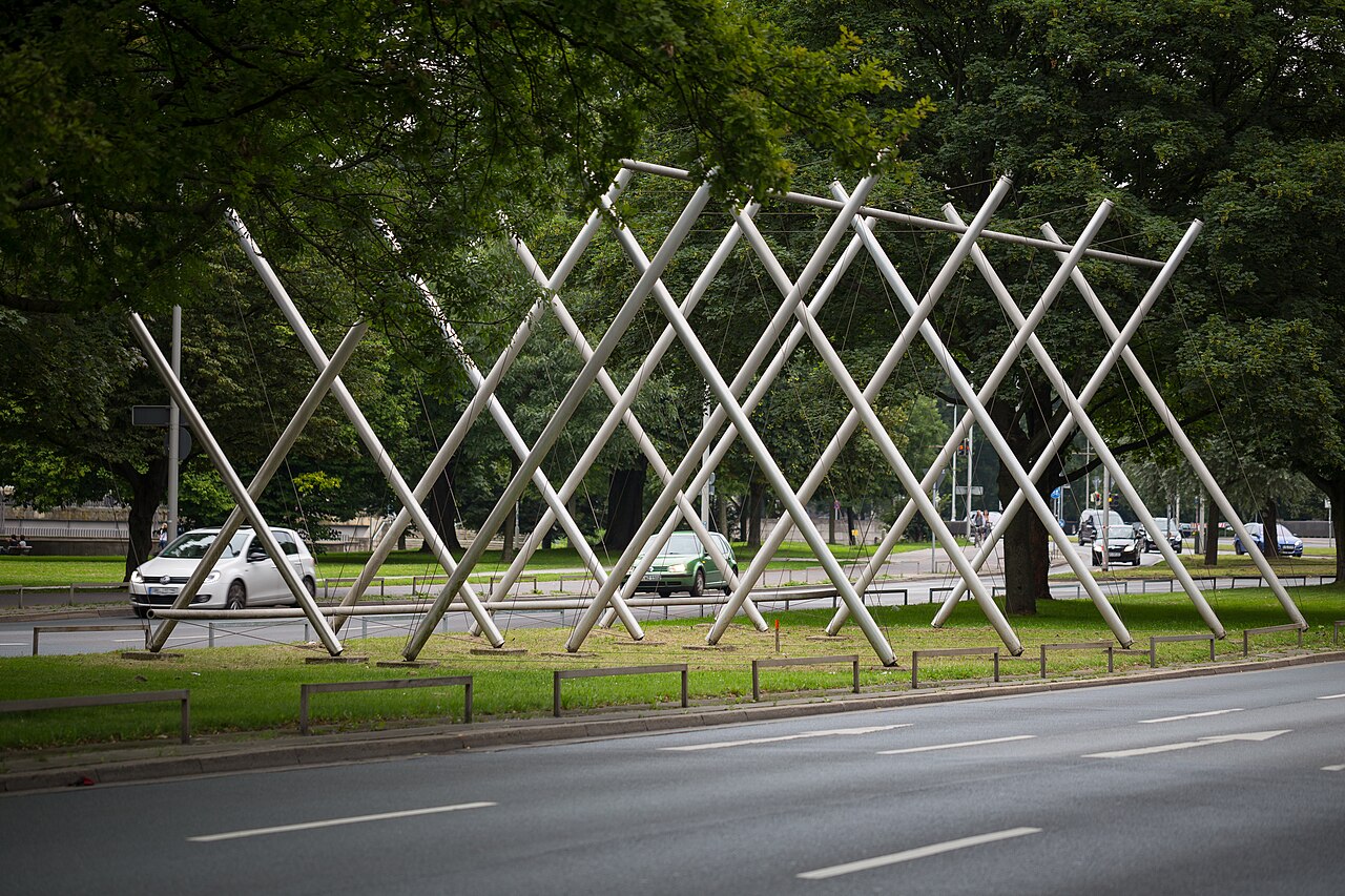 Avenue K by Kenneth Snelson
