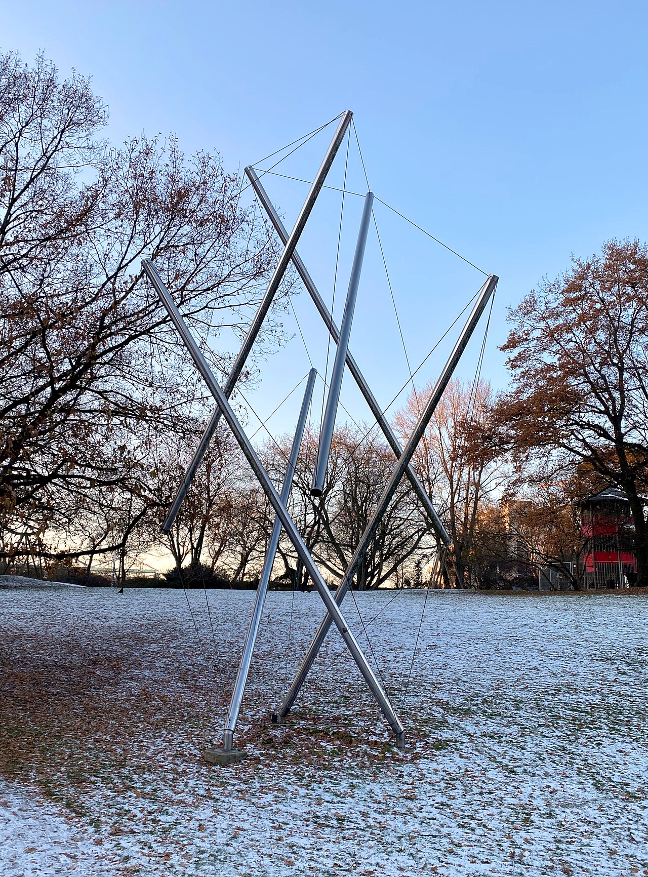 Osaka II by Kenneth Snelson