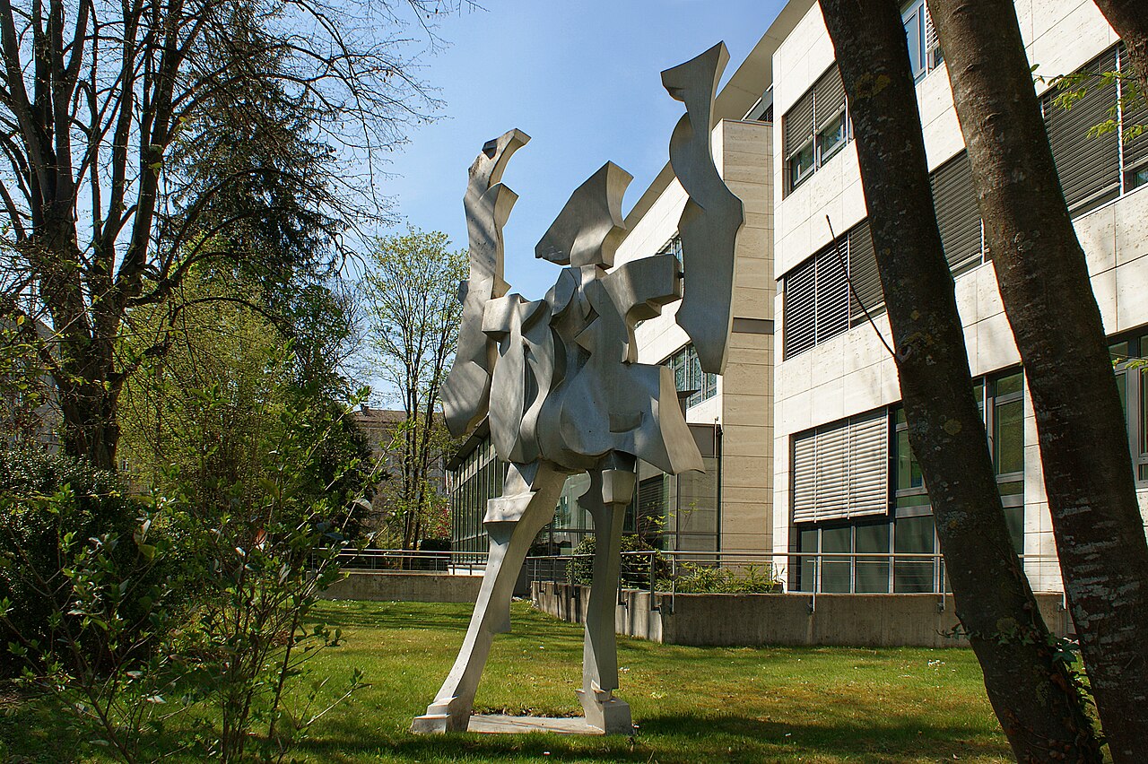 discusser by Kurt Laurenz Metzler