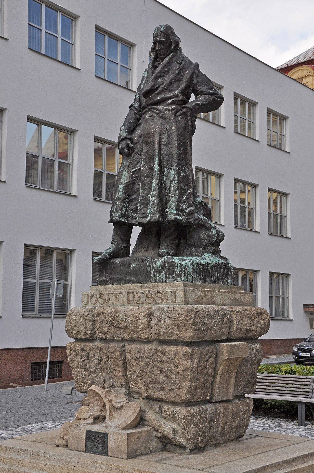 Pomník Josefa Ressela by Ladislav Šaloun