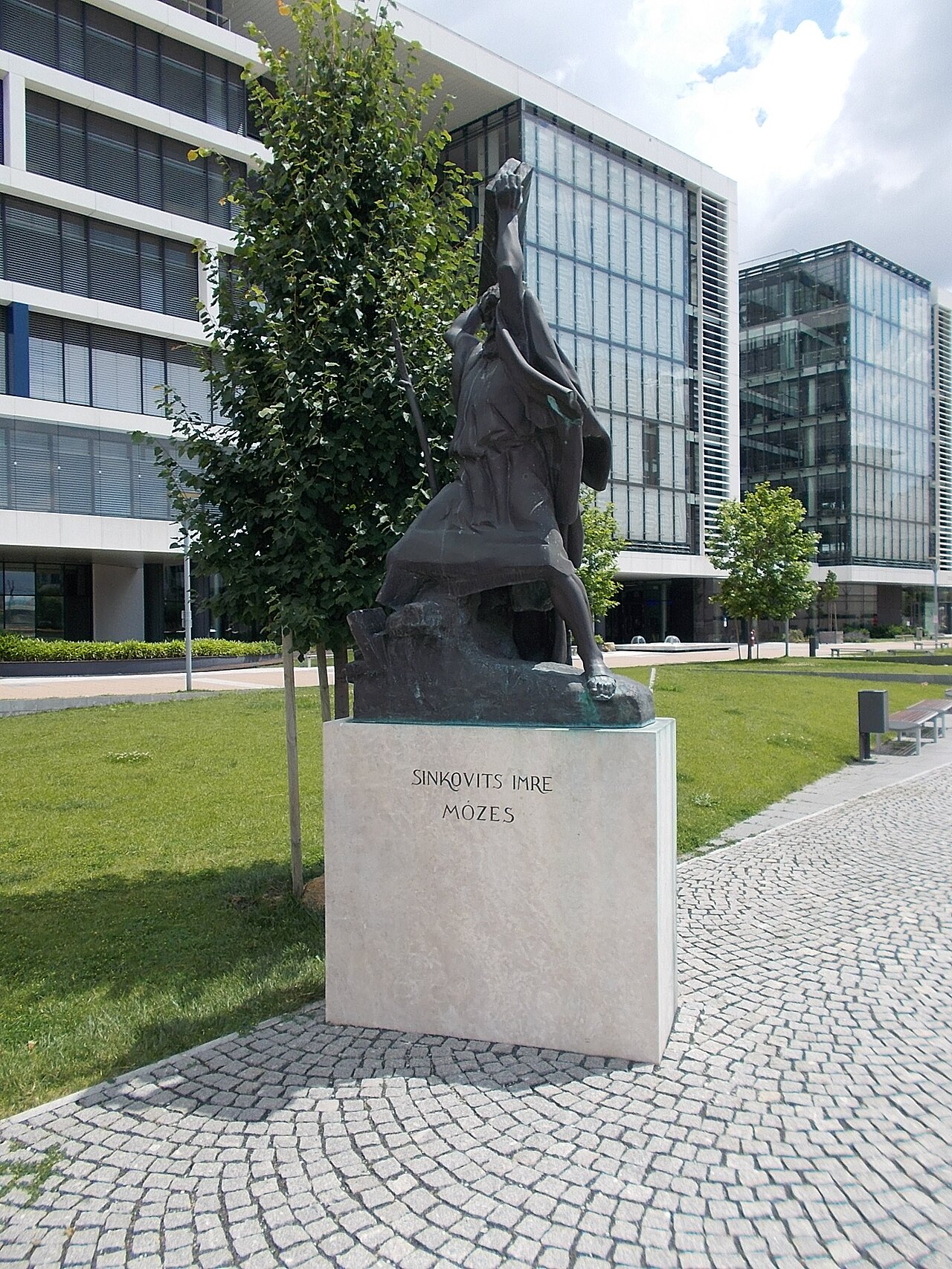 statue of Imre Sinkovits by László Marton