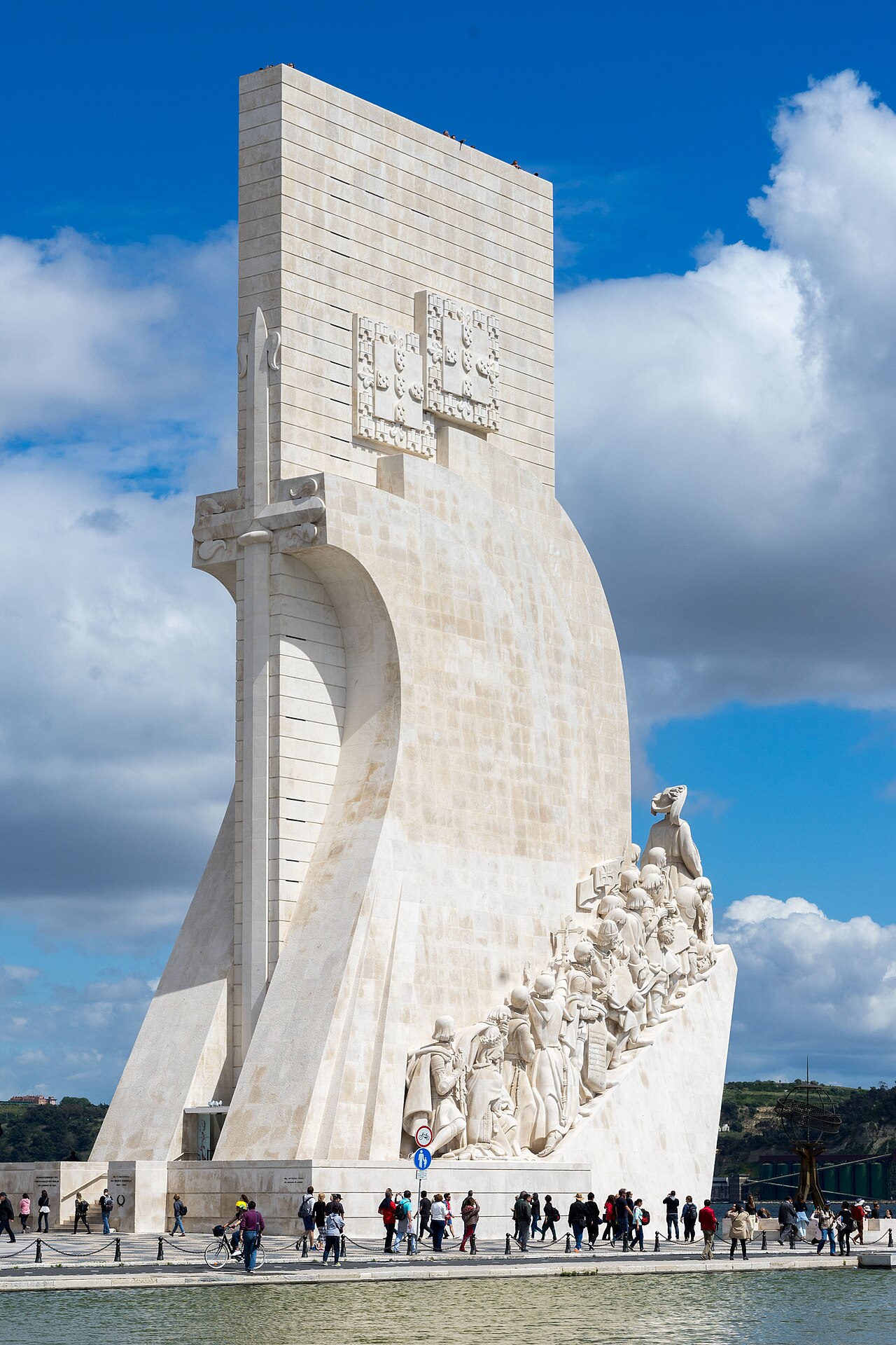 Padrão dos Descobrimentos by Leopoldo de Almeida