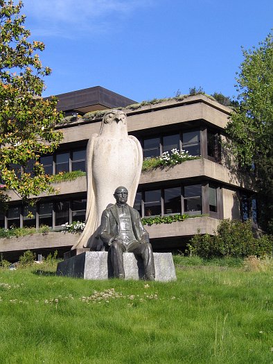 Statue of Calouste Gulbenkian by Leopoldo de Almeida