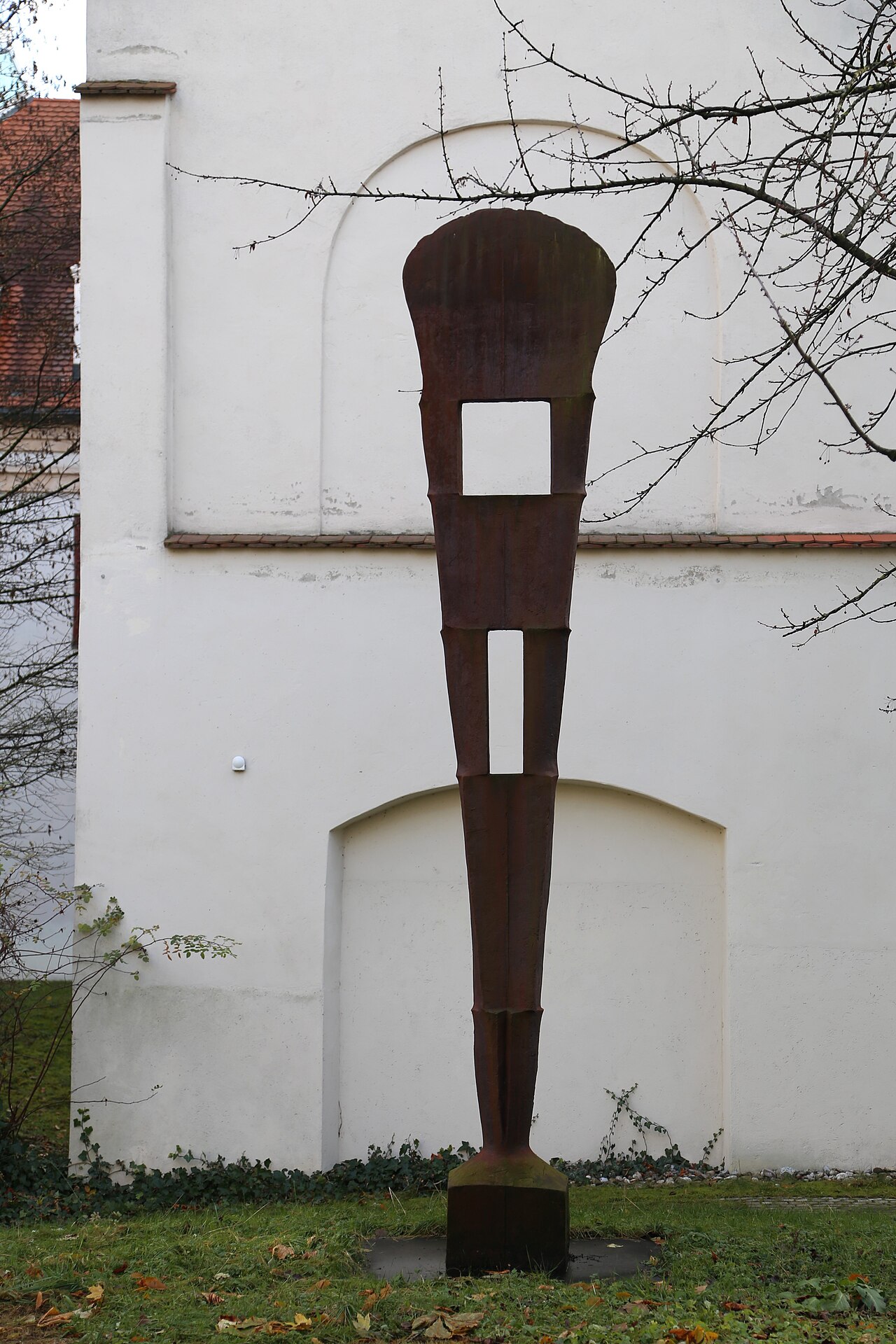 Große tektonische Stele by Lothar Fischer