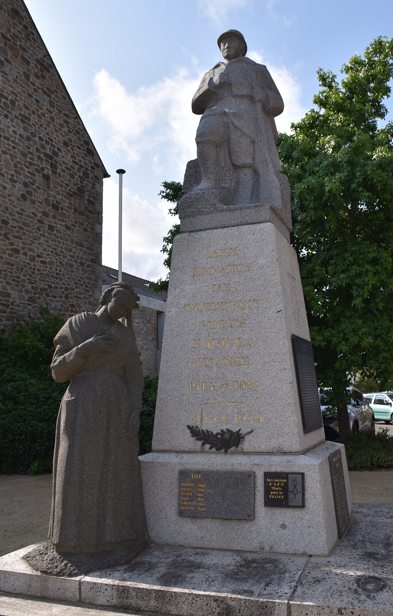 War memorial of Pleurtuit by Louis Henri Nicot
