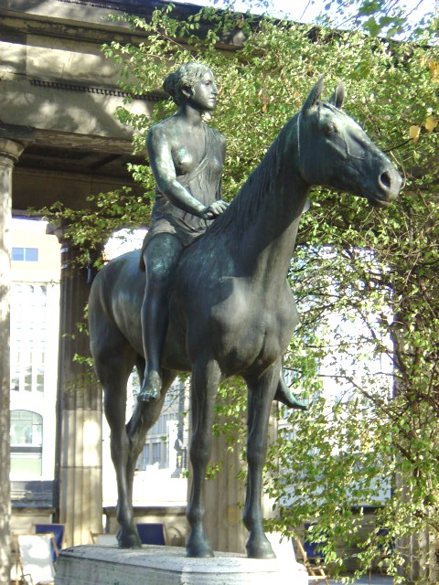 Amazone zu Pferde by Louis Tuaillon