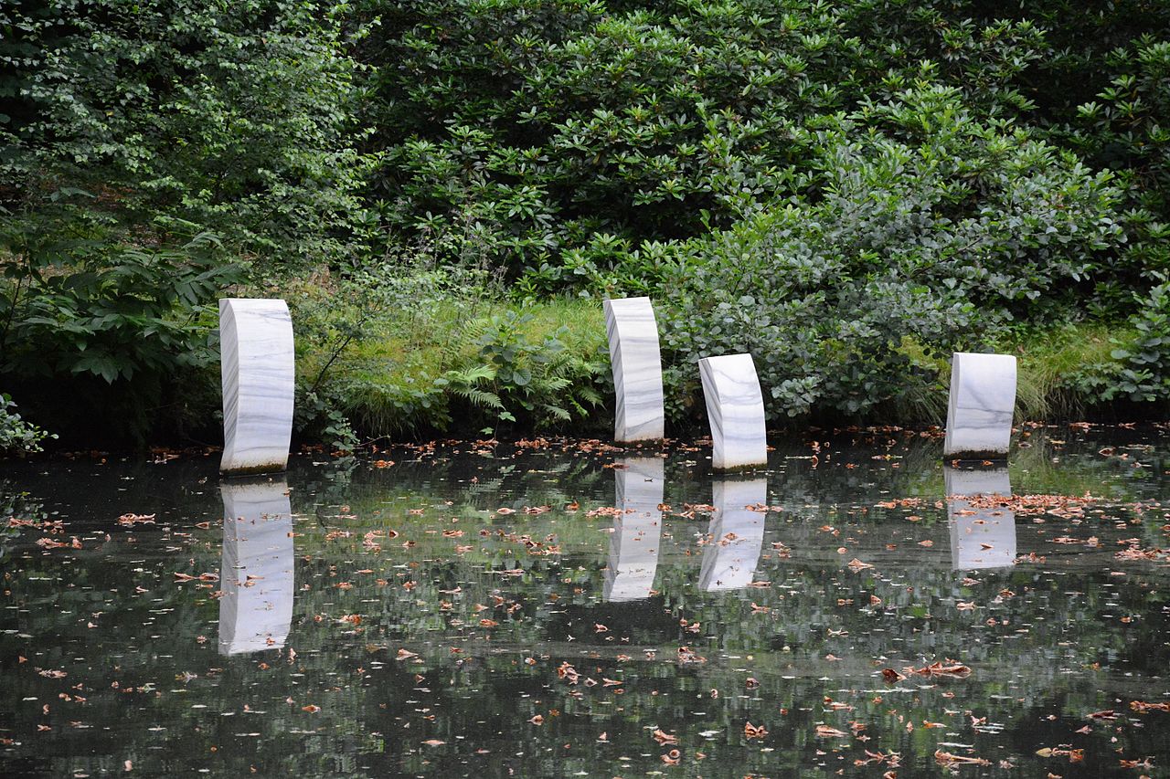 Badenden by Luciano Fabro