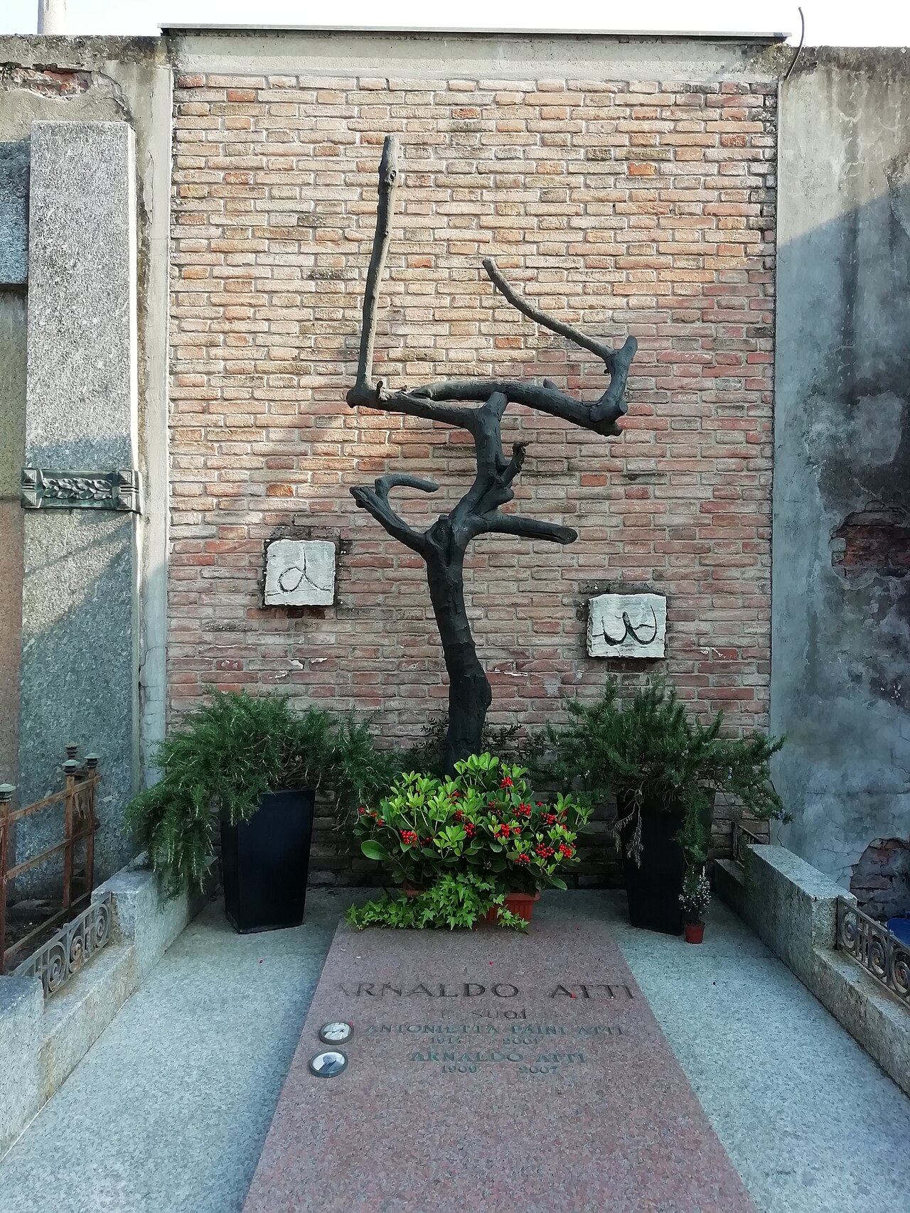 Grave of Atti by Luciano Minguzzi