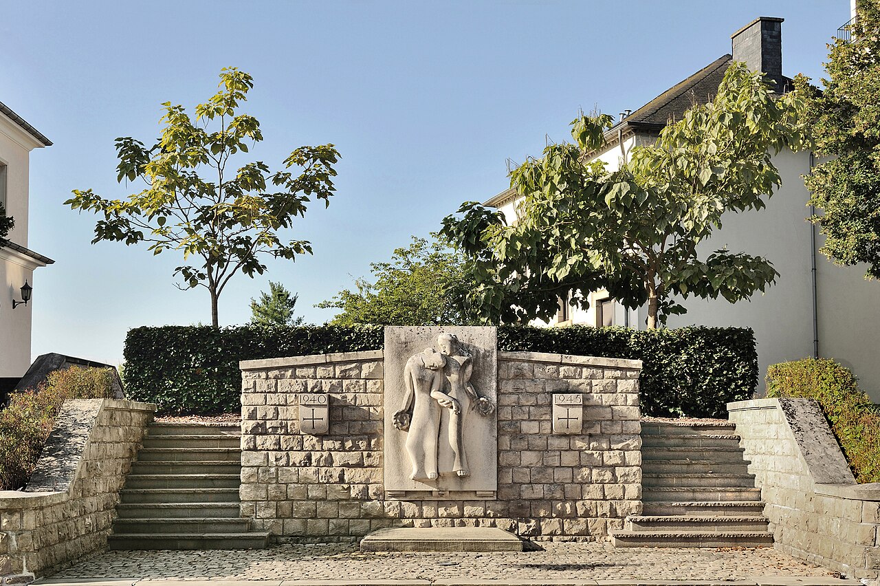 Monument aux morts Capellen by Lucien Wercollier