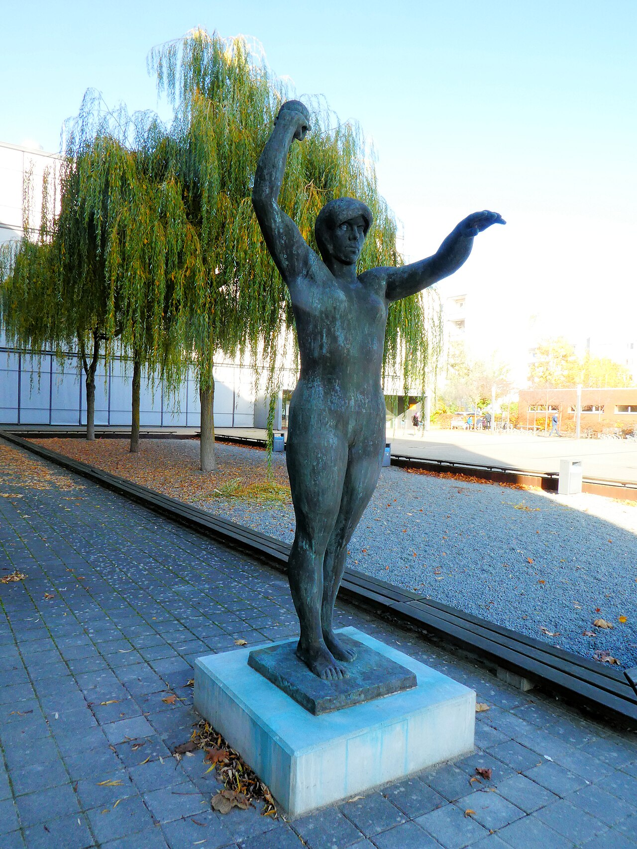 Kugelstoßerin by Ludwig Engelhardt