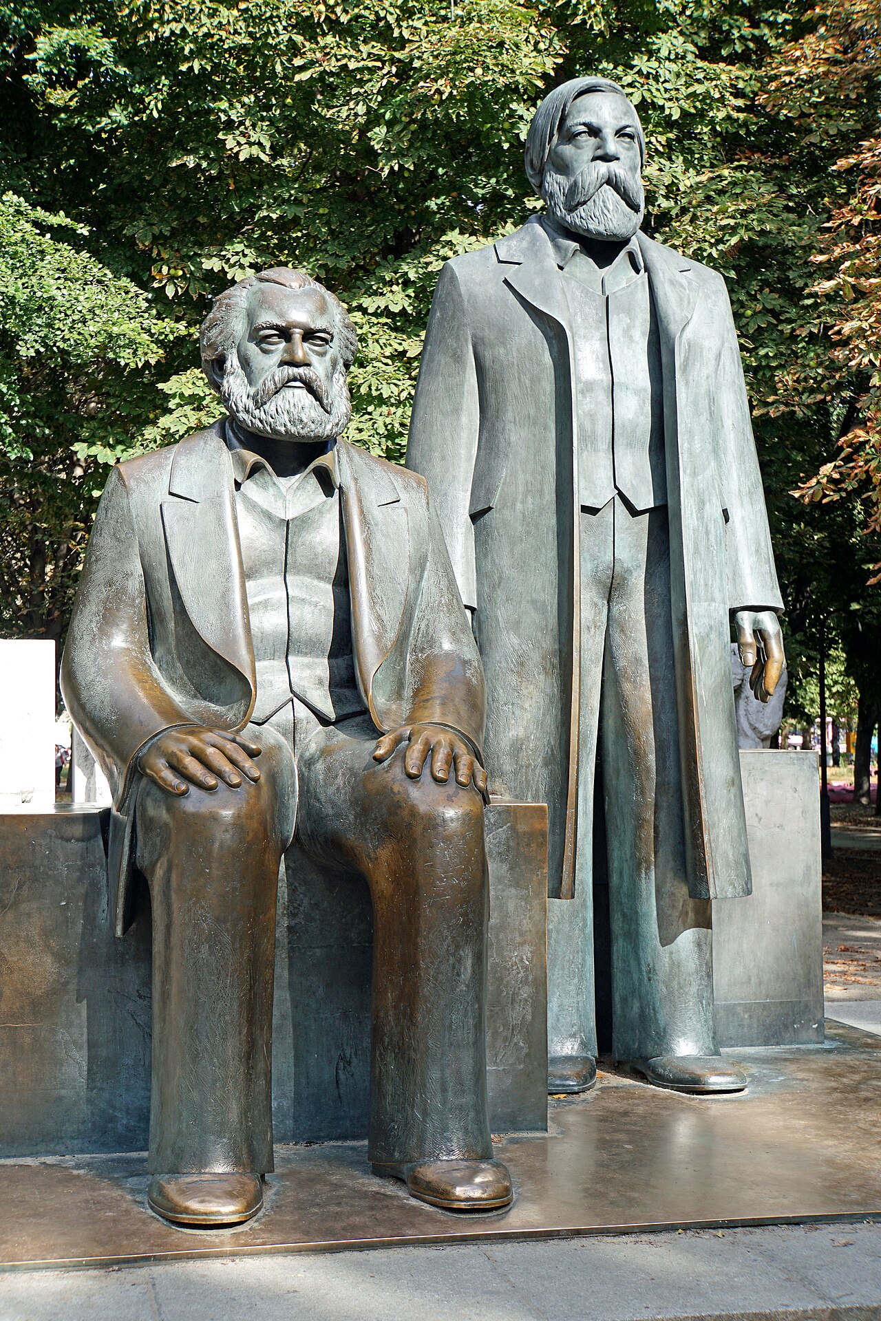 Marx-Engels-Denkmal by Ludwig Engelhardt
