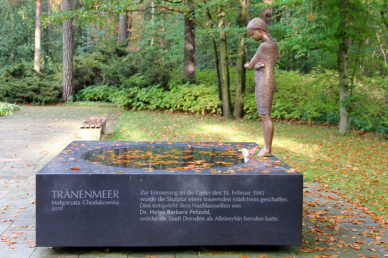 Plastik Tränenmeer, Heidefriedhof Dresden by Małgorzata Chodakowska