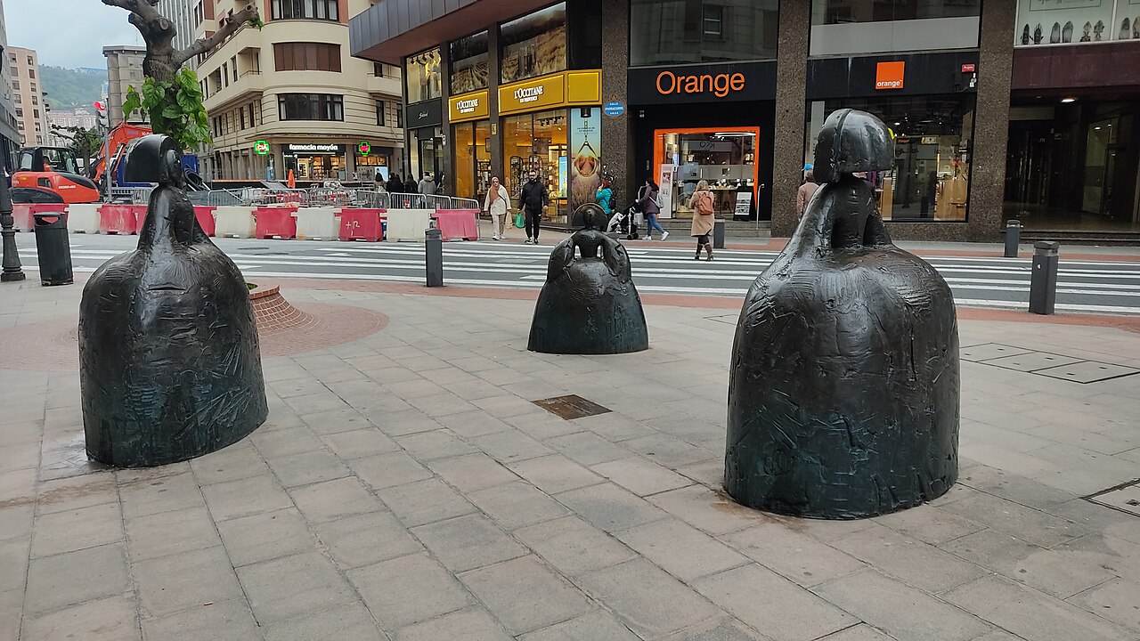 Las Meninas, Bilbao by Manolo Valdés