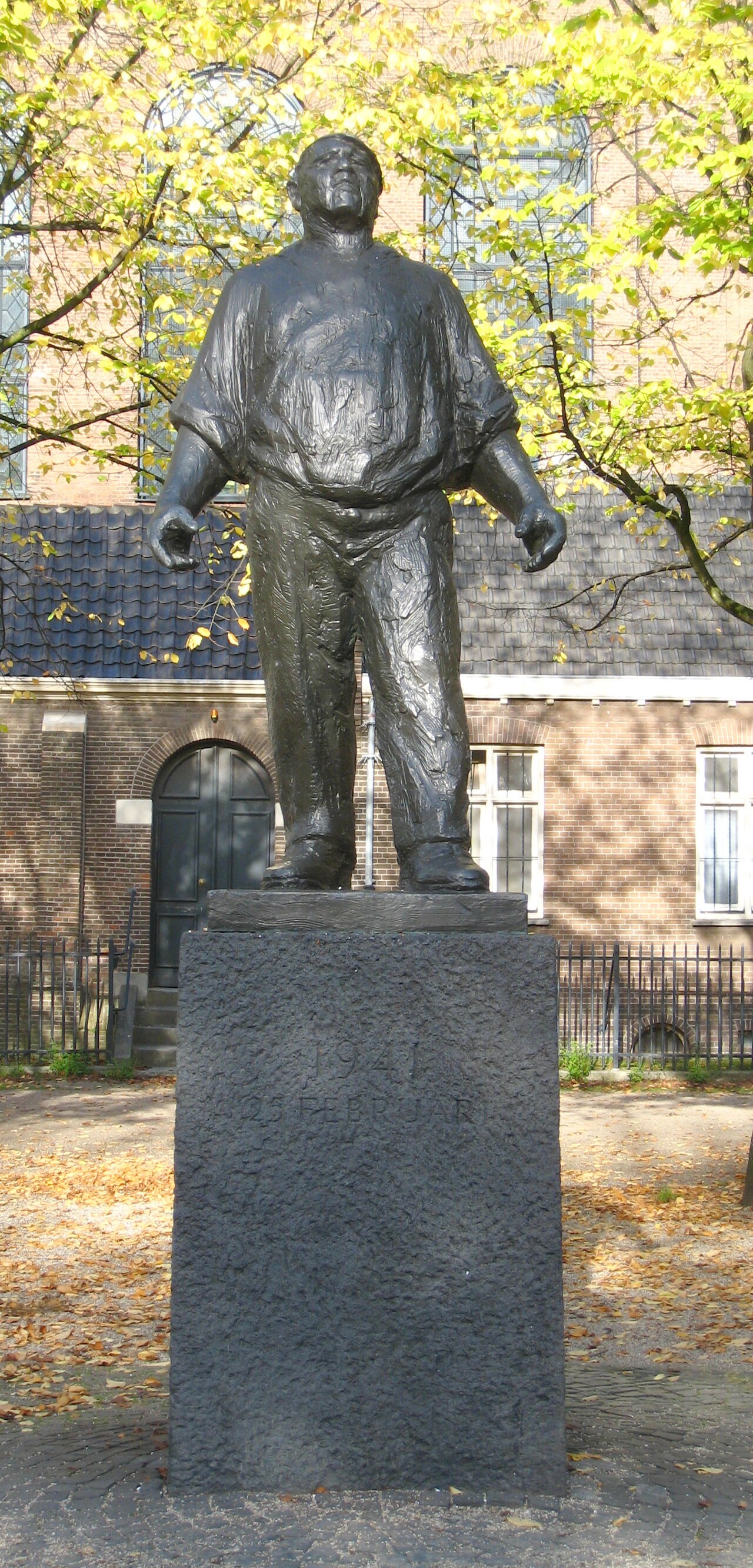 De Dokwerker by Mari Andriessen