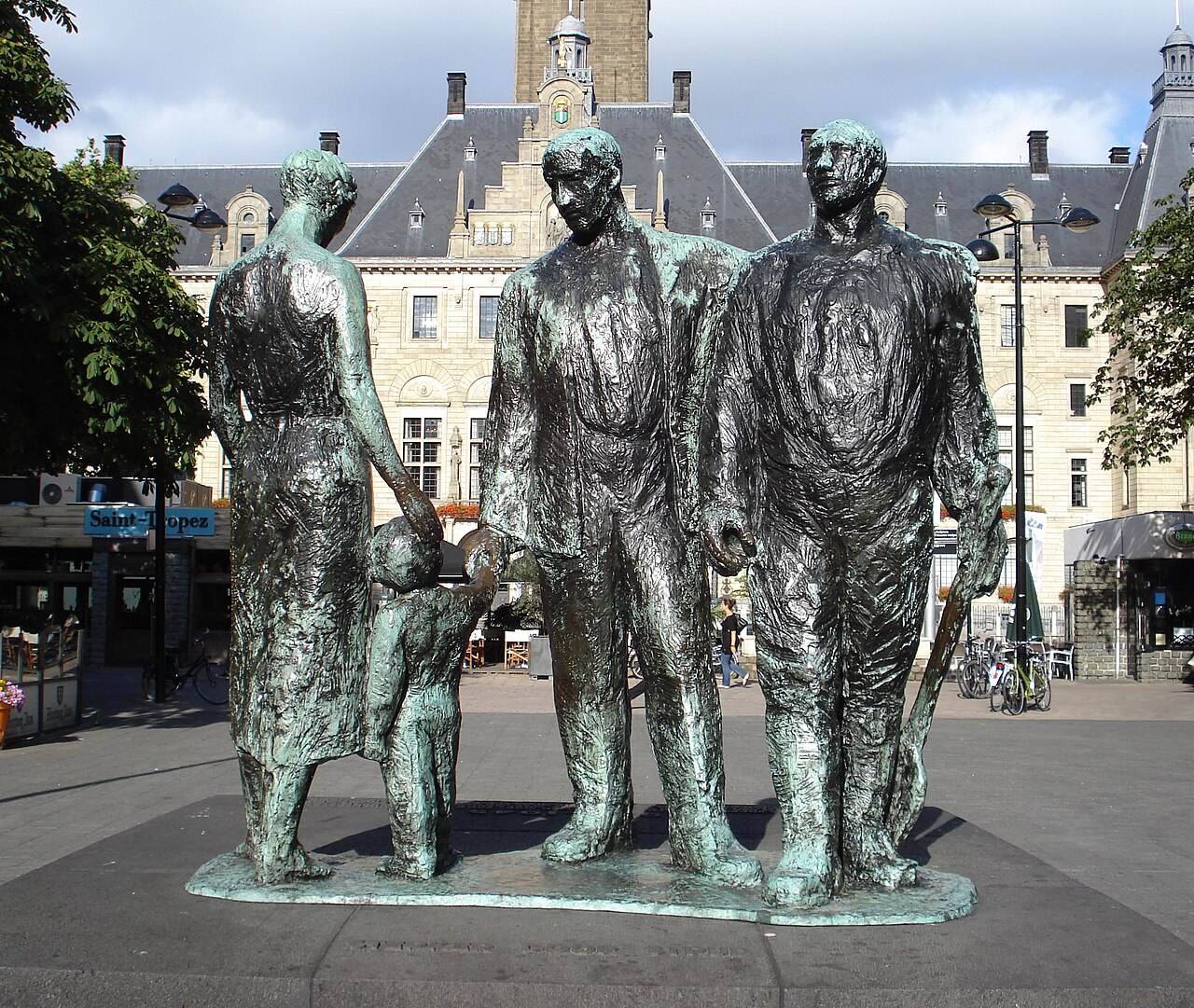 Memorial to the Fallen 1940-1945 by Mari Andriessen