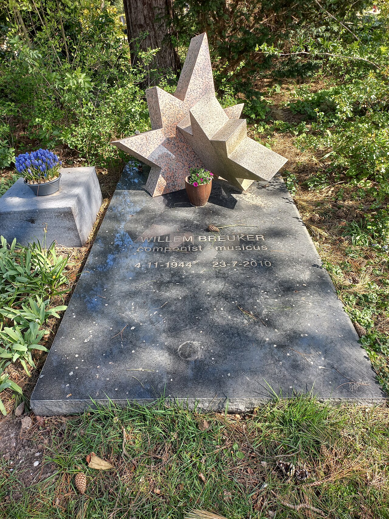 Grafmonument van Willem Breuker by Marinus Boezem