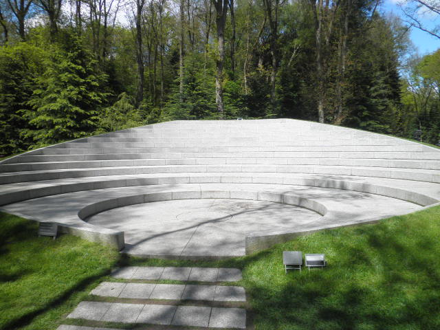 Amphithéâtre by Márta Pán
