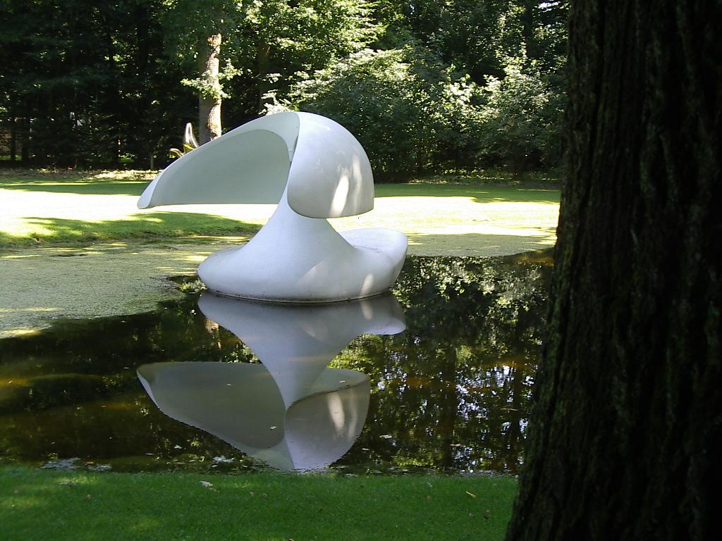 Sculpture flottante by Márta Pán