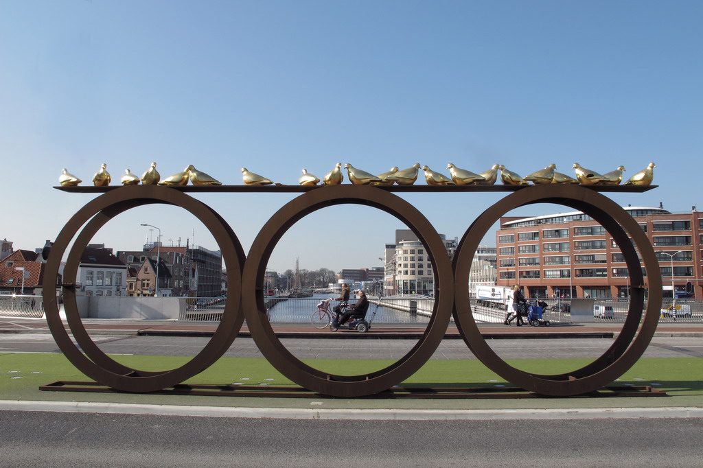 De duivenwagen (2006) by Marte Röling by Marte Röling