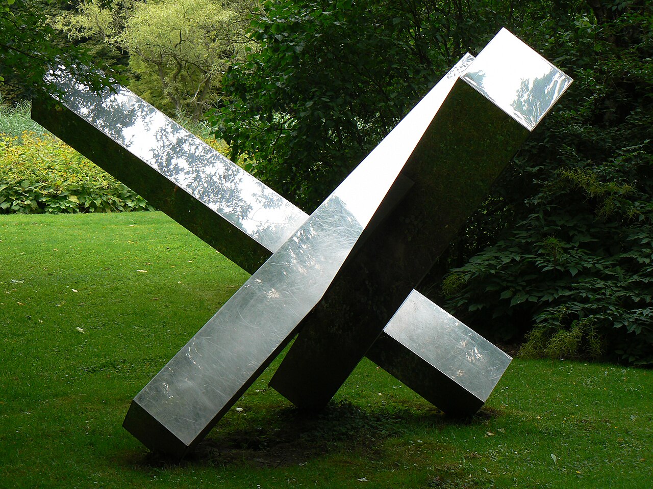 Einheit aus drei gleichen Volumen by Max Bill