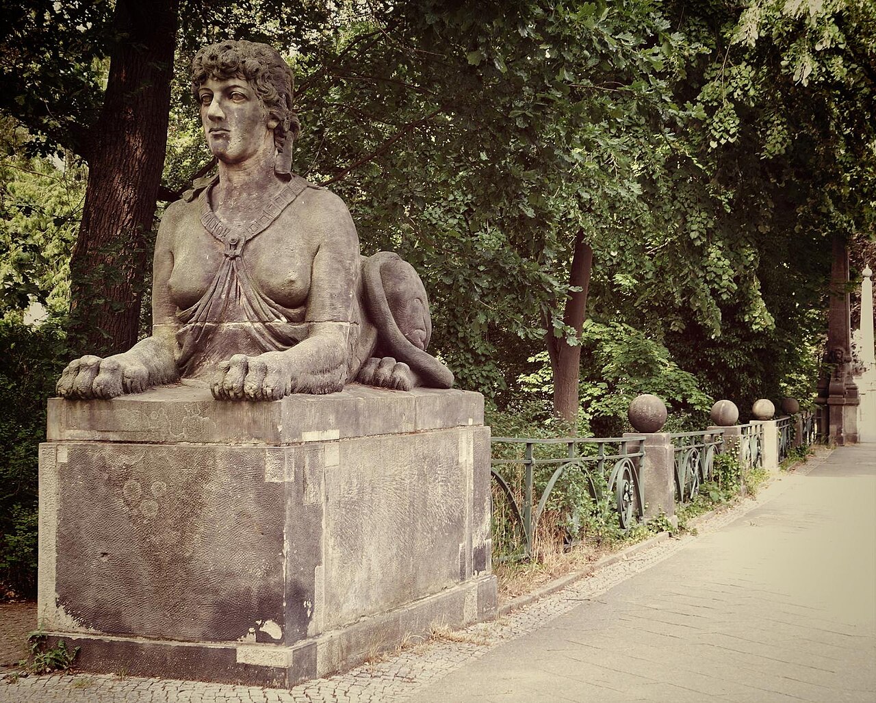sculptures of the Bismarck Bridge by Max Klein