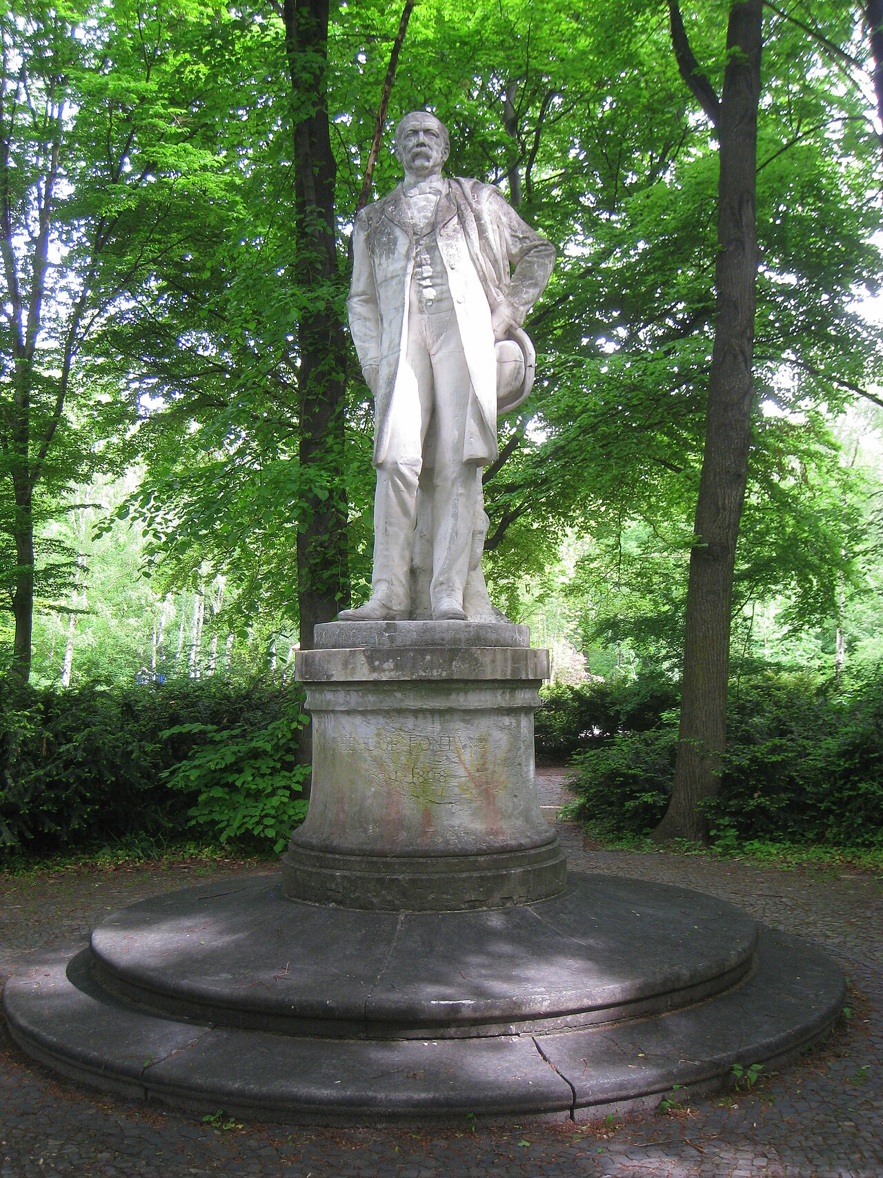 Statue of Theodor Fontane by Max Klein
