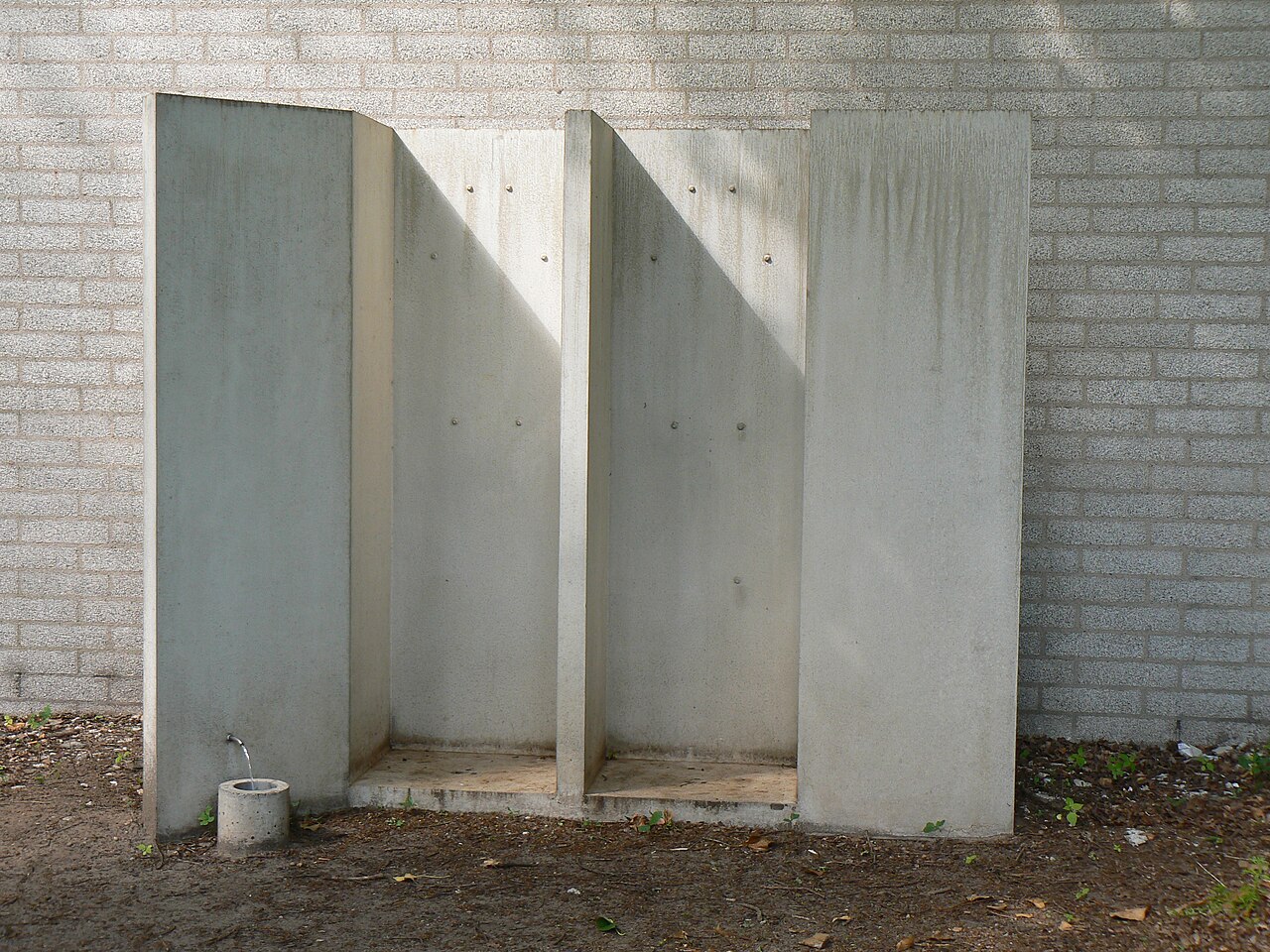 200x238x95, Ø 19x16 (fountain) by Mirosław Bałka