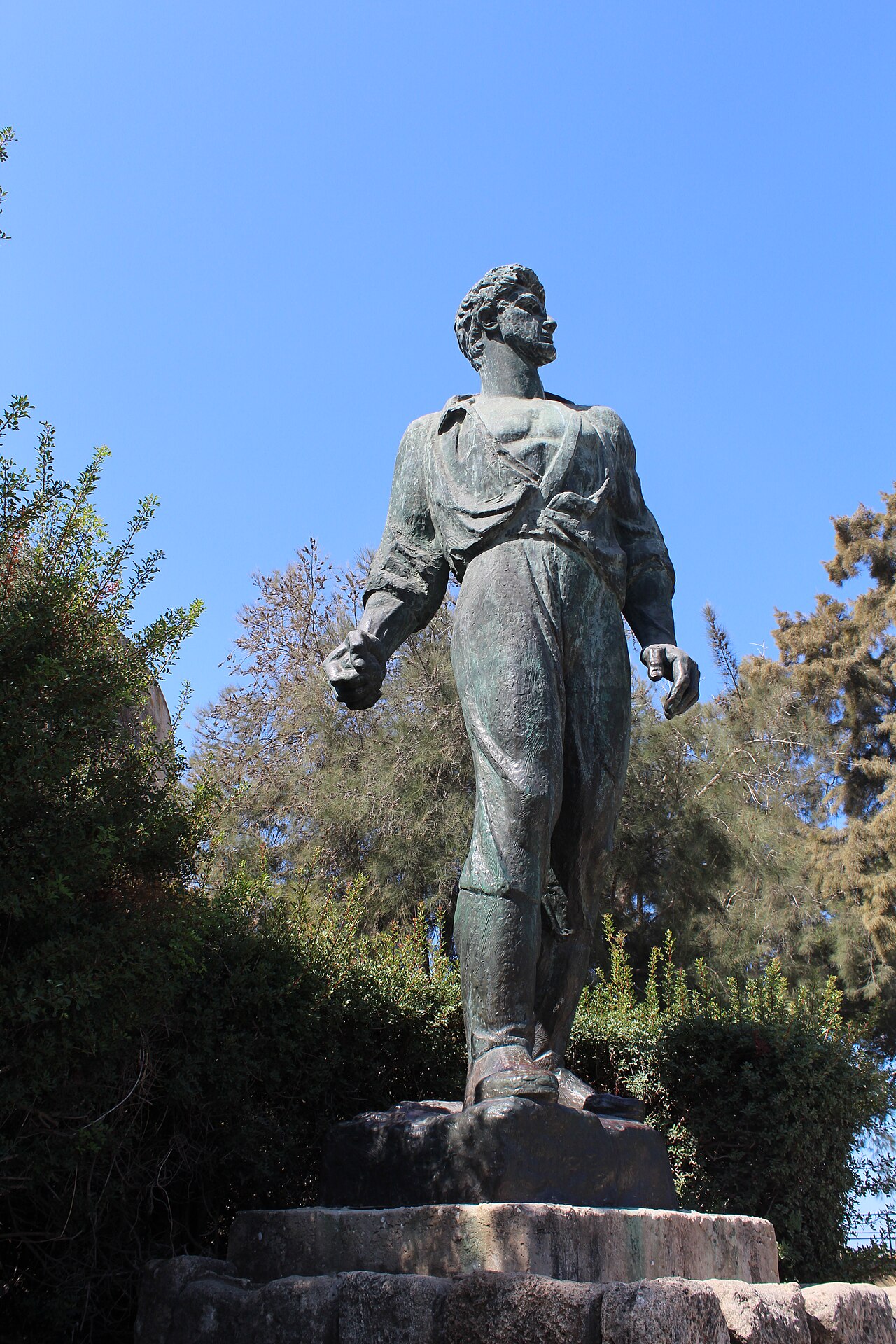 Mordechaj Anielewicz statue in Yad Mordechai by Nathan Rapoport