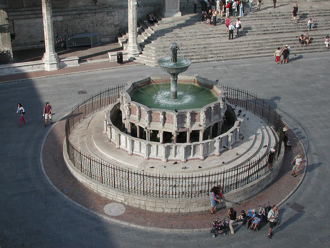Fontana Maggiore by Nicola Pisano