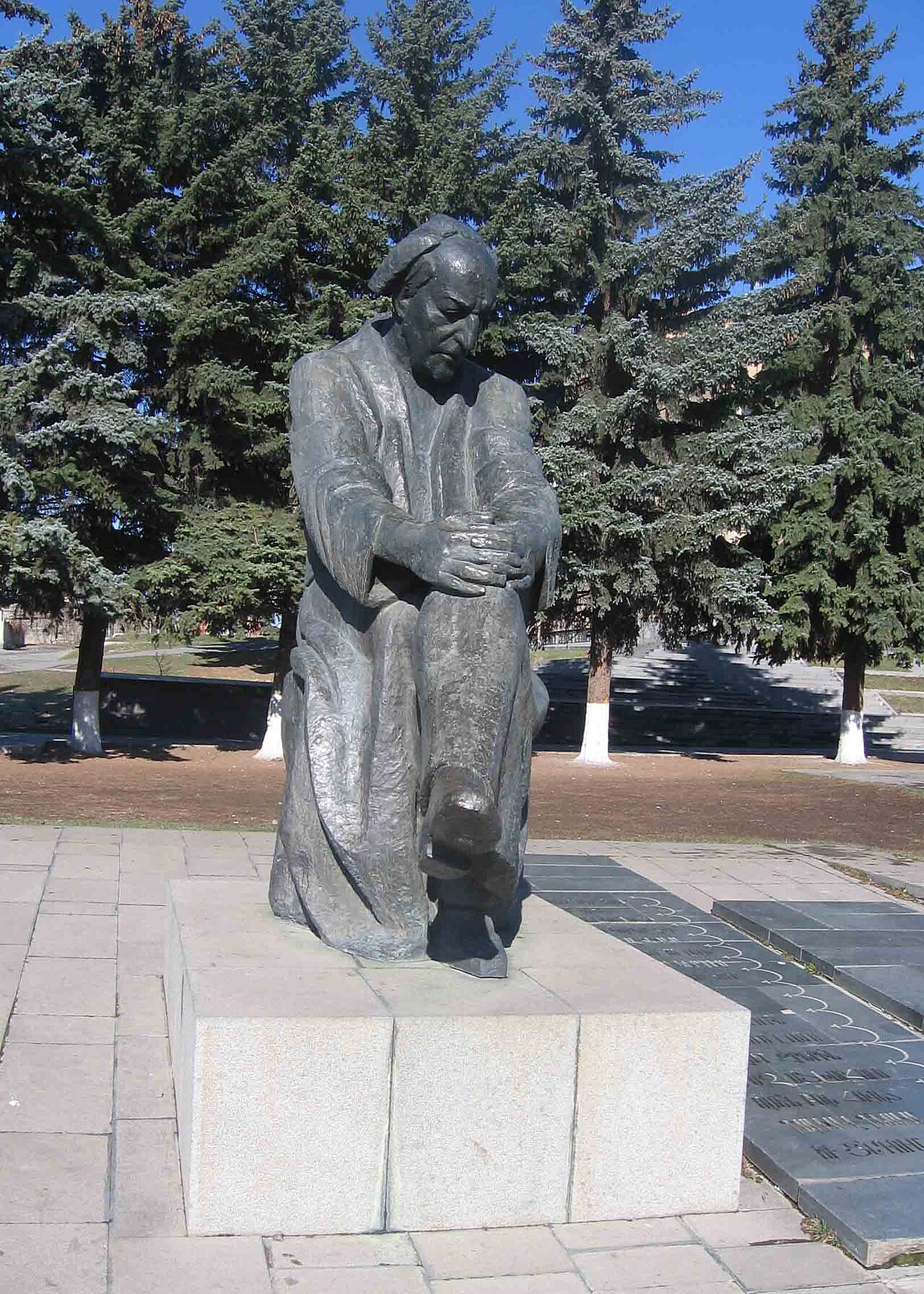 Statue of Avetik Isahakyan by Nikolay Nikoghosyan