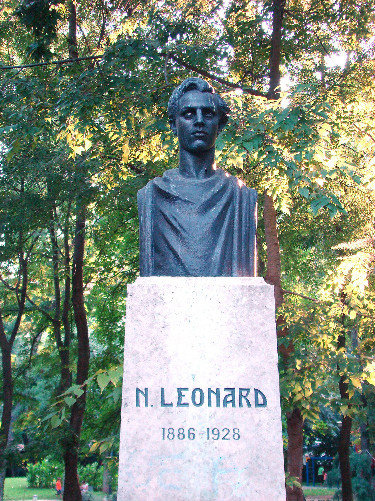 Bustul lui Nicolae Leonard by Oscar Han