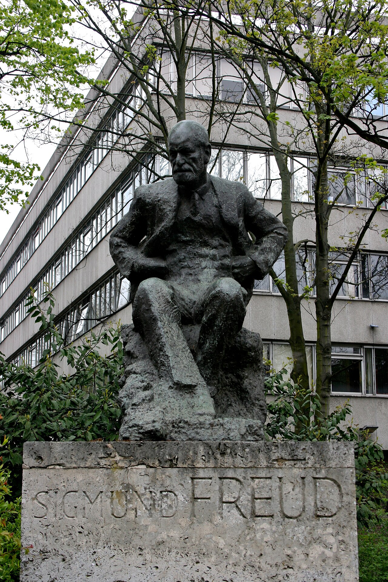 Statue of Sigmund Freud by Oscar Nemon