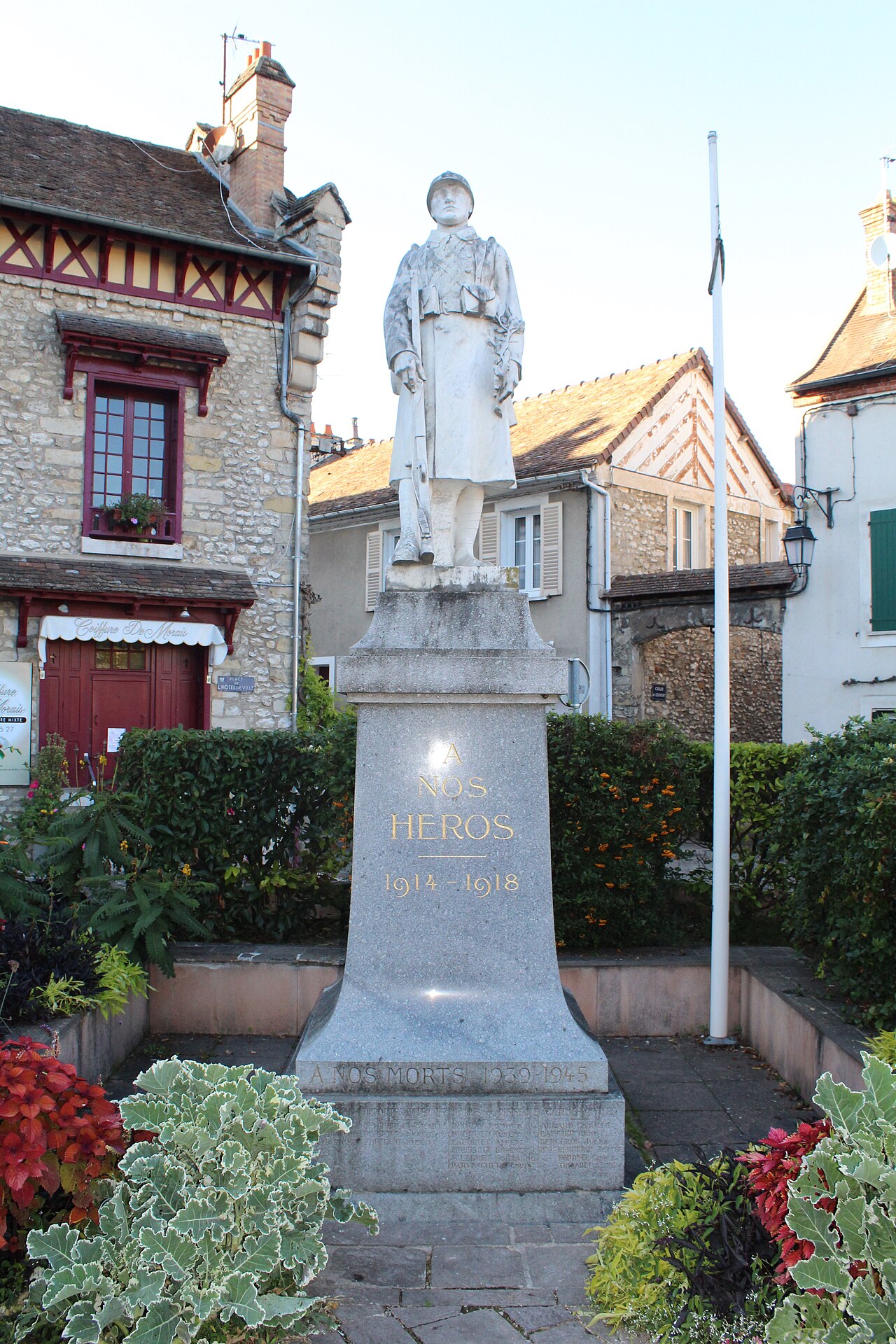 war memorial of Moret-sur-Loing by Paul Gasq